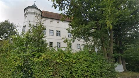 Castillo de Hartheim, convertido en memorial, con un enfoque en la sección del museo que muestra los nombres de las víctimas