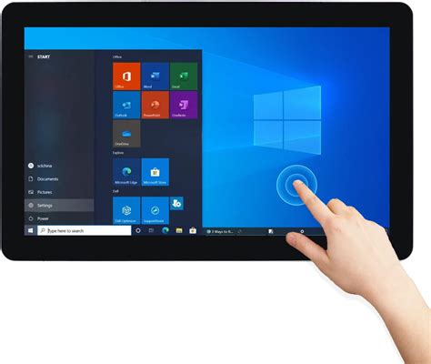 Foto de Bertha Cartes utilizando su nuevo desktop con pantalla táctil en Concepción
