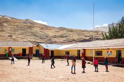 Esquema conceptual que vincula el rol social de la escuela rural, los desafíos de la inclusión y la brecha entre políticas urbanas y contextos rurales.