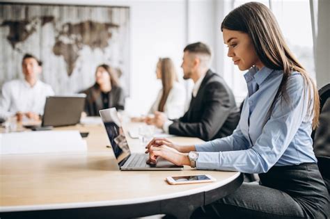 Foto de persona trabajando en una oficina con un leve apoyo ergonómico