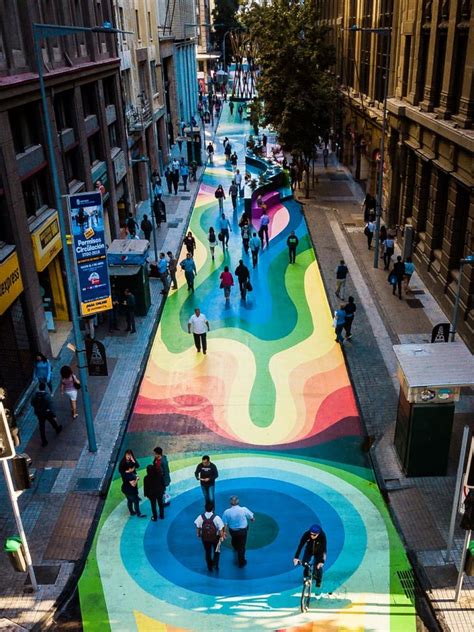 Vista aérea del Paseo Bandera mostrando su extensión de 400 metros y el mural de piso característico.