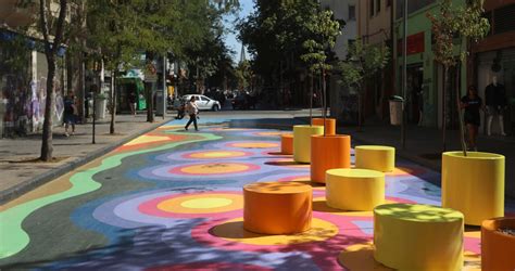 Fotografía del mobiliario urbano del Paseo Bandera, destacando la fusión entre arte y arquitectura.