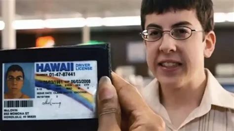 Escena icónica de la película Superbad donde el personaje presenta su identificación falsa de Hawái bajo el nombre de McLovin.