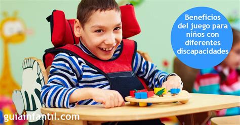 Niño con discapacidad severa realizando actividad de juego adaptado con supervisión