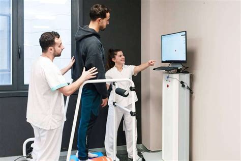 Ilustración de realidad virtual o robótica aplicada a la rehabilitación de adultos mayores