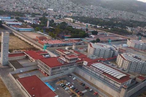 Infografía que detalla las principales vulneraciones detectadas en los centros del SENAME, incluyendo datos sobre maltrato, alimentación y hacinamiento.