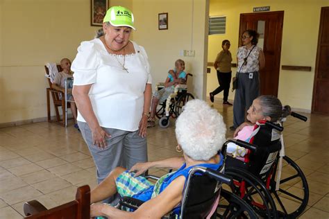 Infografía sobre el modelo de atención integral para adultos mayores y sus beneficios en la autonomía.