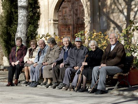 Foto de ancianos de una comunidad antigua reunidos