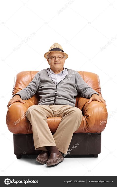 Fotografía de una persona mayor sentada en un sillón, luciendo reflexiva y con una expresión de serenidad.