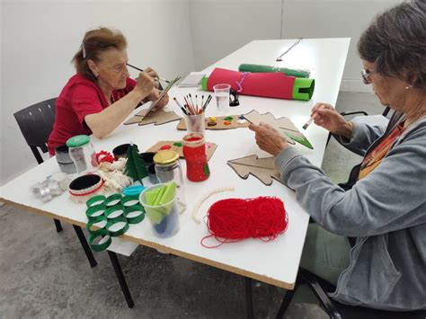 Fotografía de residentes participando en talleres de manualidades y estimulación cognitiva
