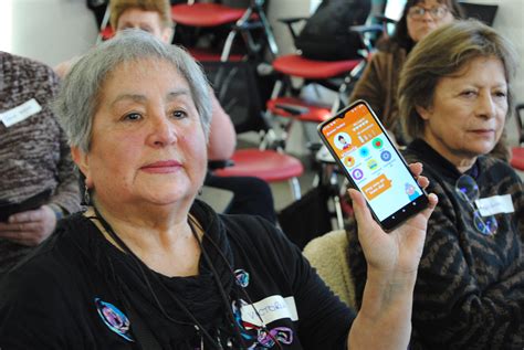 Fotografía de un taller de alfabetización digital para personas mayores en un centro comunitario