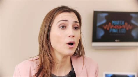 Esquema que ilustra las diferencias entre la prosodia lingüística y la prosodia emocional con ejemplos de entonación.