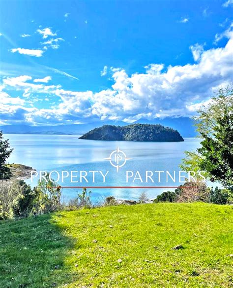 fotografía de paisaje rural en Lago Ranco con parcelas delimitadas y vegetación nativa