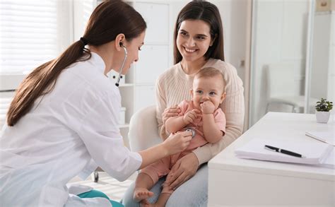 Padres conversando con un pediatra sobre el desarrollo infantil