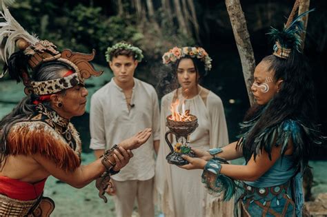 Machi realizando una ceremonia en un entorno natural