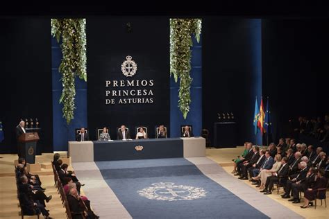 Fotografía de una ceremonia de entrega de fondos a organizaciones de personas mayores.