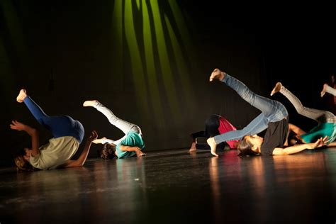 Fotografía de alumnos realizando una clase de danza contemporánea en el estudio