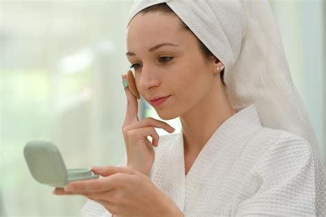 Mujer aplicando base ligera en su rostro