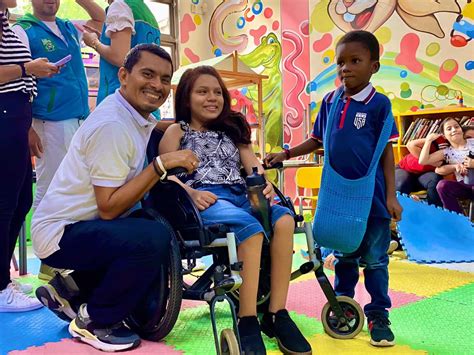 Foto temática: Niños y niñas con discapacidad participando activamente en un entorno escolar o de juego inclusivo.