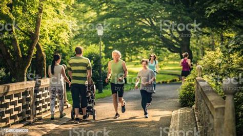 Persona mayor caminando tranquilamente en un parque soleado