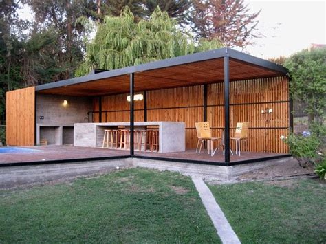 Foto de una casa con quincho y tinaja exterior en un entorno natural