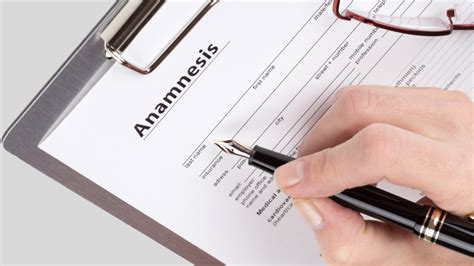 Imagen de un médico realizando una anamnesis a un paciente