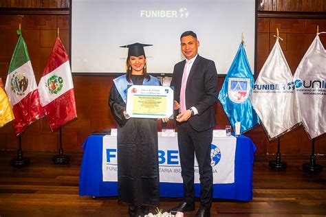 Foto de una ceremonia de entrega de diplomas a organizaciones de personas mayores.