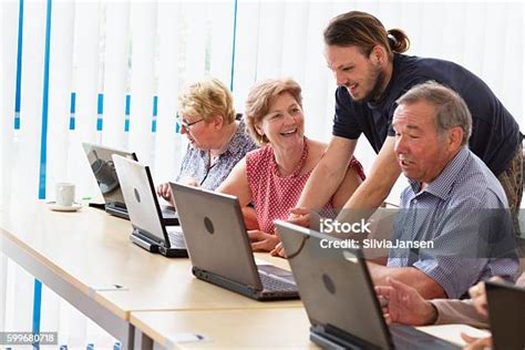 Adultos mayores aprendiendo en un aula de computación
