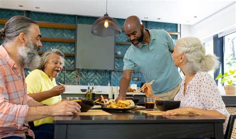 Personas mayores compartiendo una comida en un entorno social, sonriendo