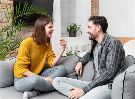 Pareja de distintas edades conversando tranquilamente, mostrando conexión emocional y madurez