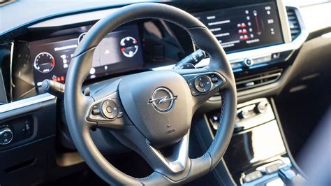 Interior del Opel Grandland mostrando el Pure Panel y asientos ergonómicos AGR
