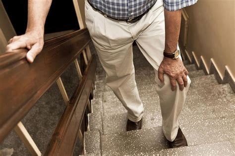 Ilustración de una persona mayor subiendo escaleras con dificultad, señalando la rodilla
