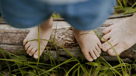 niños descalzos y semidesnudos en una plaza