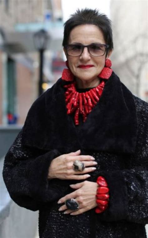 Irene Carney, de 90 años, luciendo un bikini en un crucero.