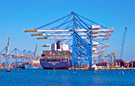 Puerto chileno con contenedores, enfatizando el tráfico marítimo