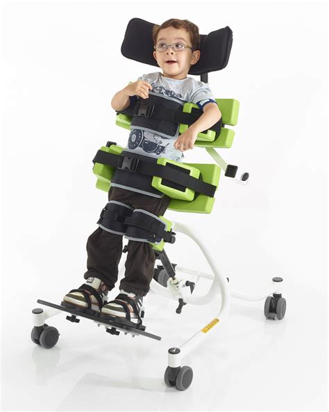 Foto de un niño utilizando un bipedestador infantil para mantener la posición vertical