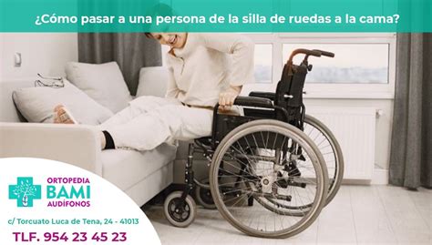 Persona en silla de ruedas en un hogar moderno y accesible, diseño inclusivo