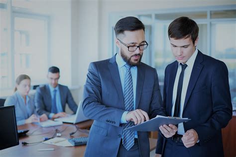Profesional de consultoría de accesibilidad explicando un plano a un cliente