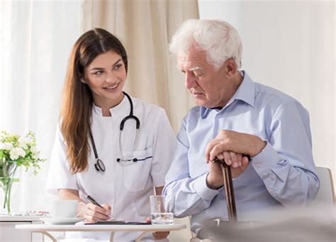 Ilustración de un equipo médico realizando una valoración geriátrica
