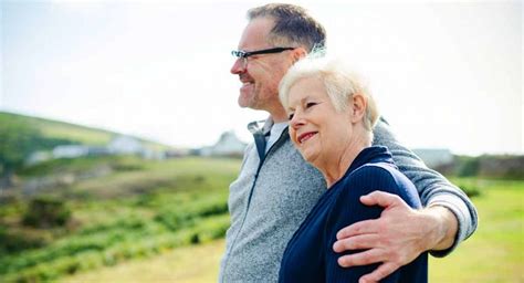 Ilustración de diferentes métodos para mejorar la vida sexual en la tercera edad.