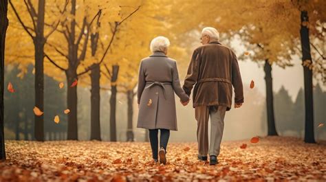 Fotografía de una pareja de ancianos sonriendo y tomados de la mano.