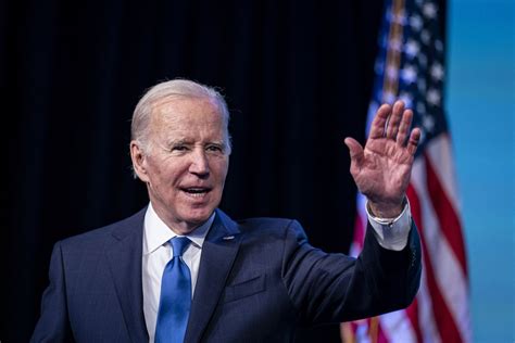 Foto de Joe Biden durante una aparición pública, posiblemente durante una campaña electoral, que sirva como ejemplo de cómo la edad puede ser objeto de escrutinio.