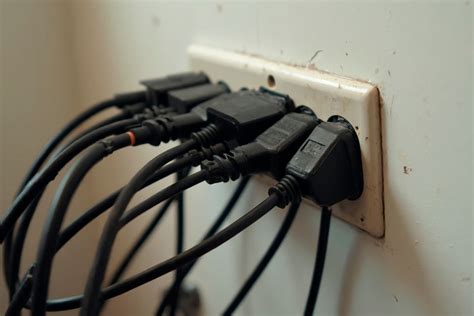 Infografía comparativa de la sobrecarga en cuidadoras según la patología de la persona dependiente, mostrando puntuaciones medias de la escala ZBI.