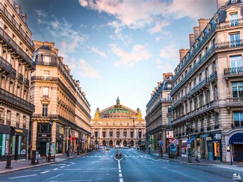 Imagen de un taxi clásico conduciendo por las calles de París, quizás con la Torre Eiffel de fondo.