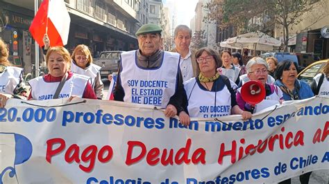 Foto: Profesores jubilados manifestándose por la Deuda Histórica en Chile