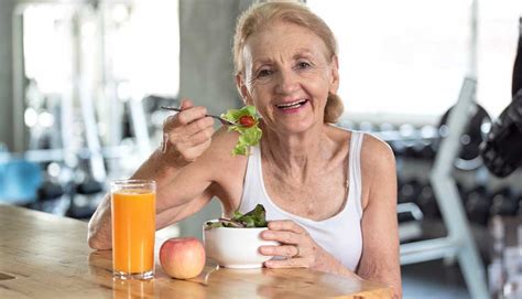 Imagen de un adulto mayor practicando hábitos saludables o durmiendo plácidamente