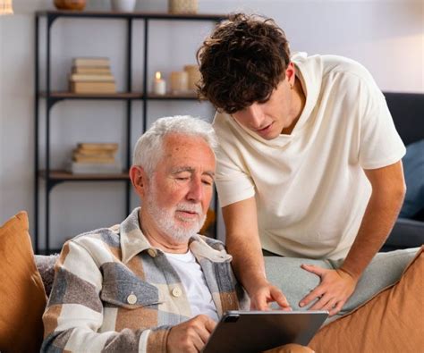 Persona adulta madura, equilibrando vida familiar y profesional