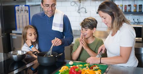 Fotografía de una comida casera compartida en familia