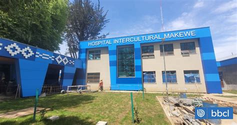 Fotografía del Hospital Intercultural Makewe, destacando su arquitectura y entorno.