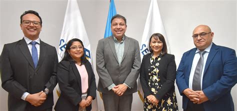 Fotografía de los ministros y subsecretarios presentes en el evento de presentación del plan para el SENAME.